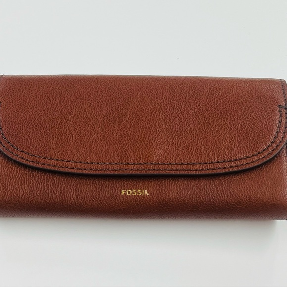 Fossil Woman’s Brown Wallet Never Used - Picture 1 of 11